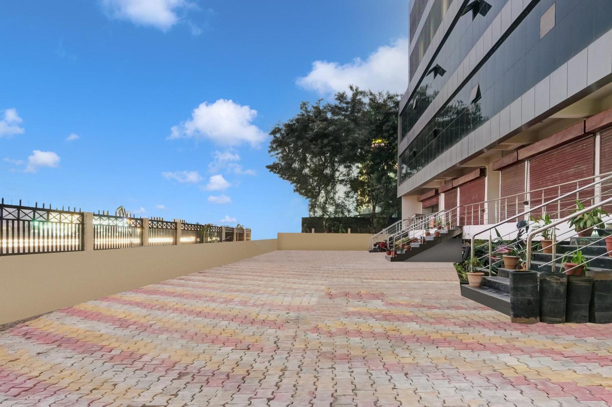 Dispur Townhouse Oak Sarusajai Stadium מראה חיצוני תמונה